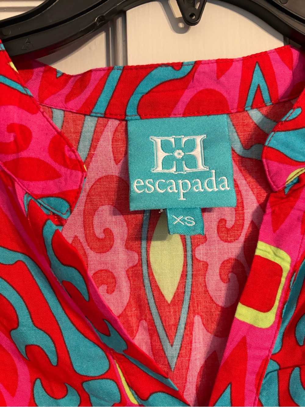 Escapada XS Hot Pink Geometric Print V-Neck 3/4 Sleeve Blouse - Picture 3 of 7